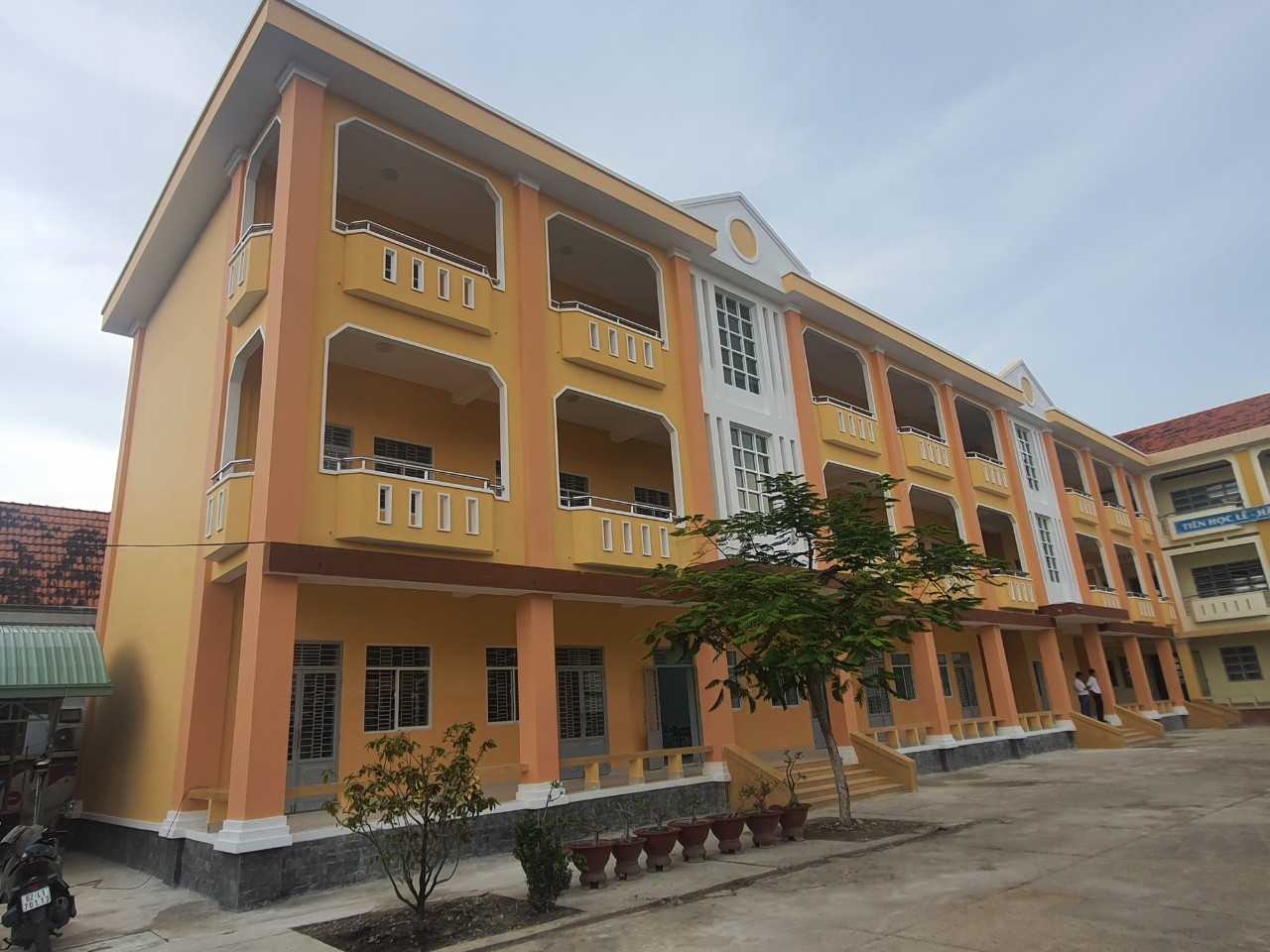 Trường Trung Học Cơ Sở Hồ Văn Long (Long An)